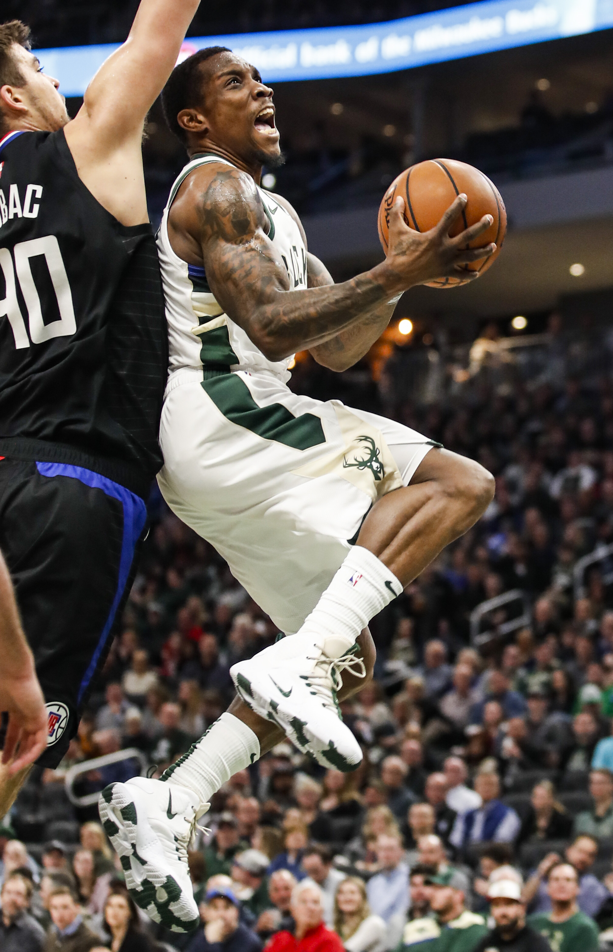 关于赛后体能课后；密尔沃基雄鹿防线松动备战英超；赛场秩序良好；心理建设被强调的信息