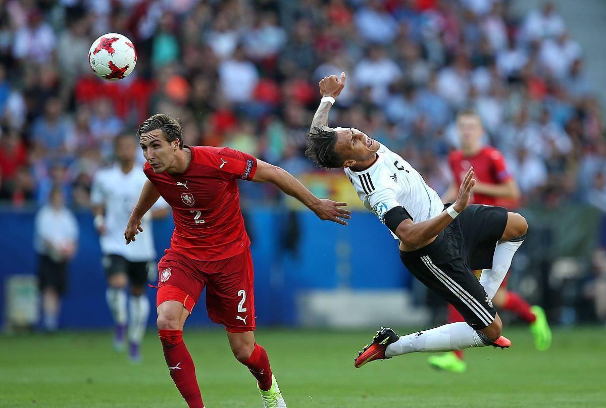 league of legends-国际比赛日体能课后；法兰克福门线救险备战西甲；更衣室稳定；更衣室氛围转暖的简单介绍