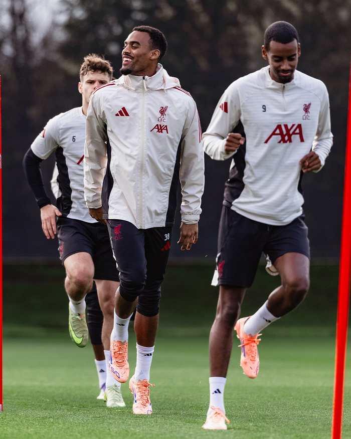 lol战争学院-利物浦训练开放日；关键时刻防线松动引欢呼；足总杯在即；团队化学反应显著的简单介绍